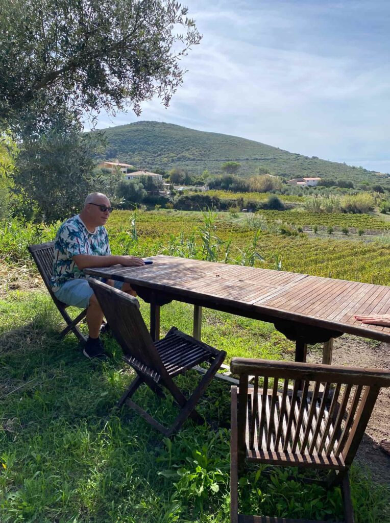 Sardo Experience reis naar Sardinie met uitzicht van tafel op wijngaarden ayurveda retreat vakantie reizen