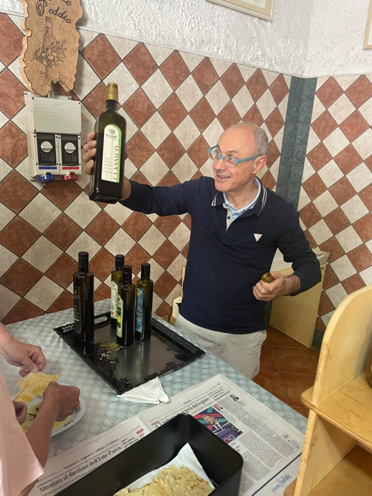 Sardinie excursies met olijfolie proeven door Sardo Experience op sardinie reizen