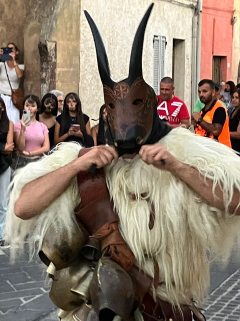 tinnura feestdag sardo experience sardijns masker