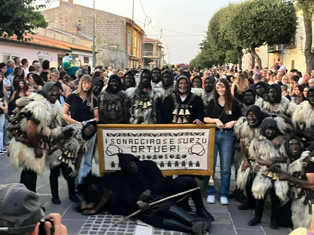 tinnura sardijns feest met maskers met Sardo Experience