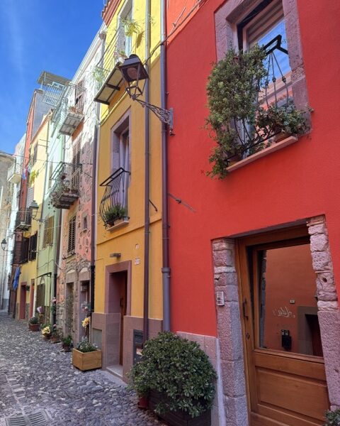 Bosa street Sardinie reizen met Sardo Experience