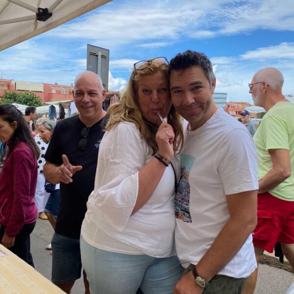 Sardijnse honing proeven op de markt met Sardo Experience Sardinie reizen.