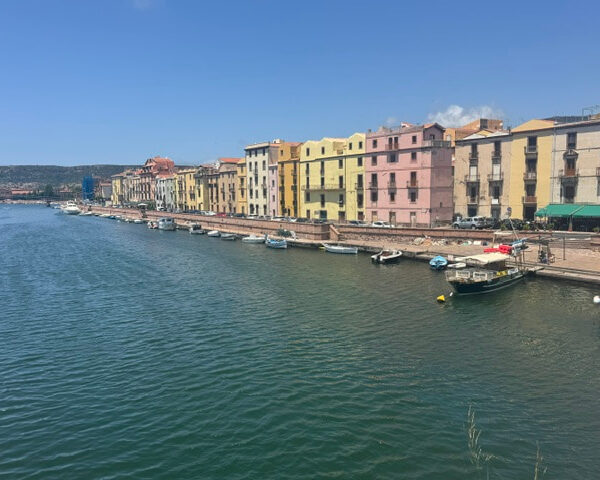 bosa rivier temo Sardinie reizen.