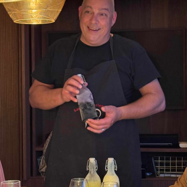 homemade likeuren van Sardo Experience mirto di Sardegna, limoncello en crema di limoncello bij kok aan huis of Italiaanse kookworkshop thuis