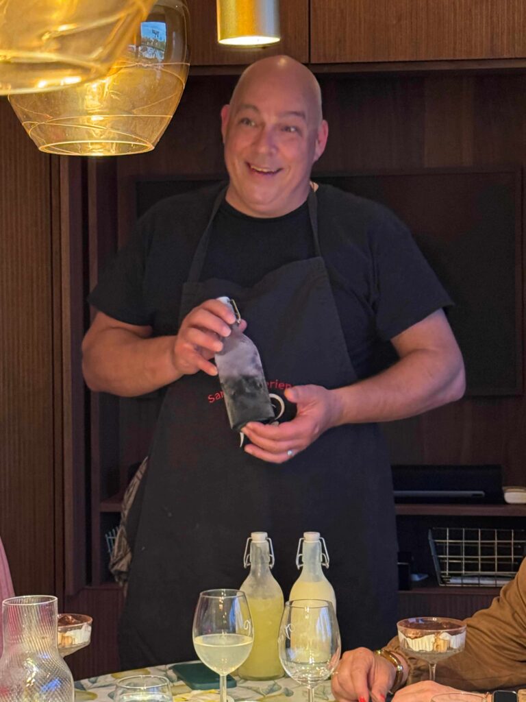 homemade likeuren van Sardo Experience mirto di Sardegna, limoncello en crema di limoncello bij kok aan huis of Italiaanse kookworkshop thuis