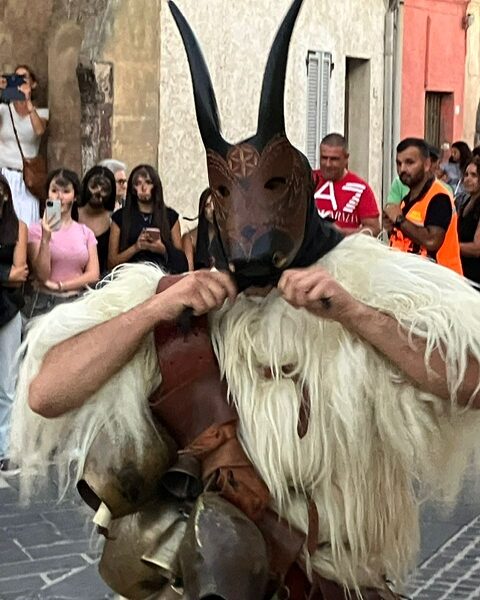 tinnura feestdag sardo experience sardijns masker