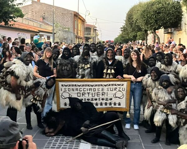 tinnura sardijns feest met maskers met Sardo Experience