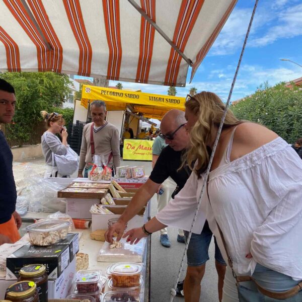 torrone proeven op de markt in Alghero met Sardo Experience Sardinie reizen en excursies