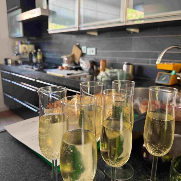 aperitivo bij familie uitje of vriendenuitje met Italiaanse Sardijnse kookworkshop aan huis