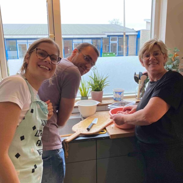leuk familie uitje Italiaanse kookworkshop met diner van Sardo Experience thuiskok