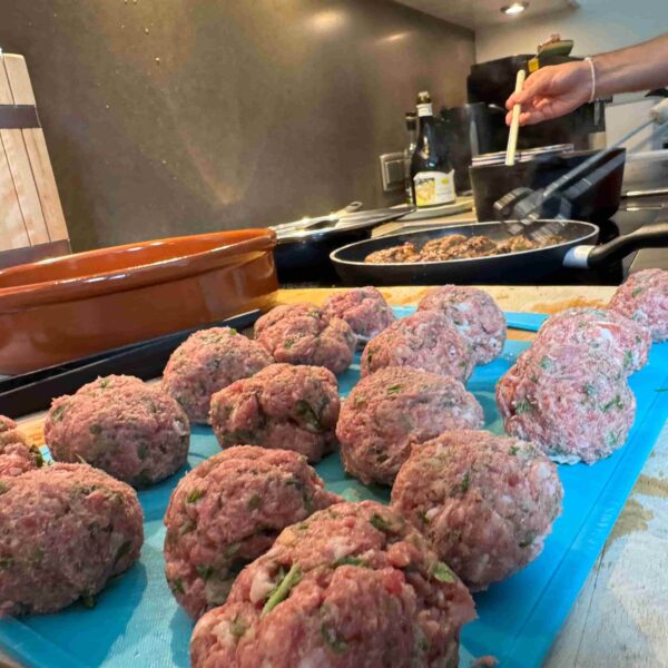 polpette antipasti Italiaanse kookworkshop aan huis of diner thuis van Sardo Experience