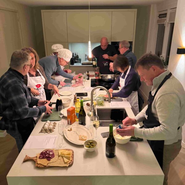 vriendenuitje italiaanse kookworkshop aan huis met Sardo Experience bij jou thuis